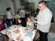Karmniki dla ptaków powstały dziś w wieluńskiej bibliotece miejskiej